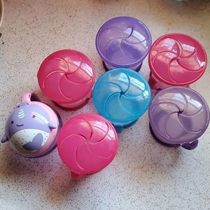 7 snack holders. Removable lids